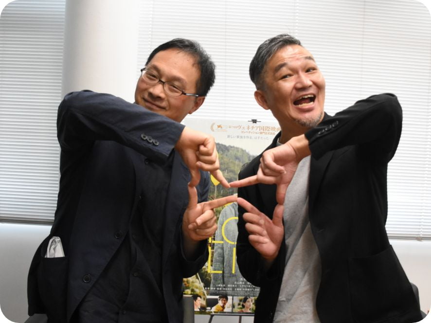 画像：深田晃司監督(左)と砂田アトムさん