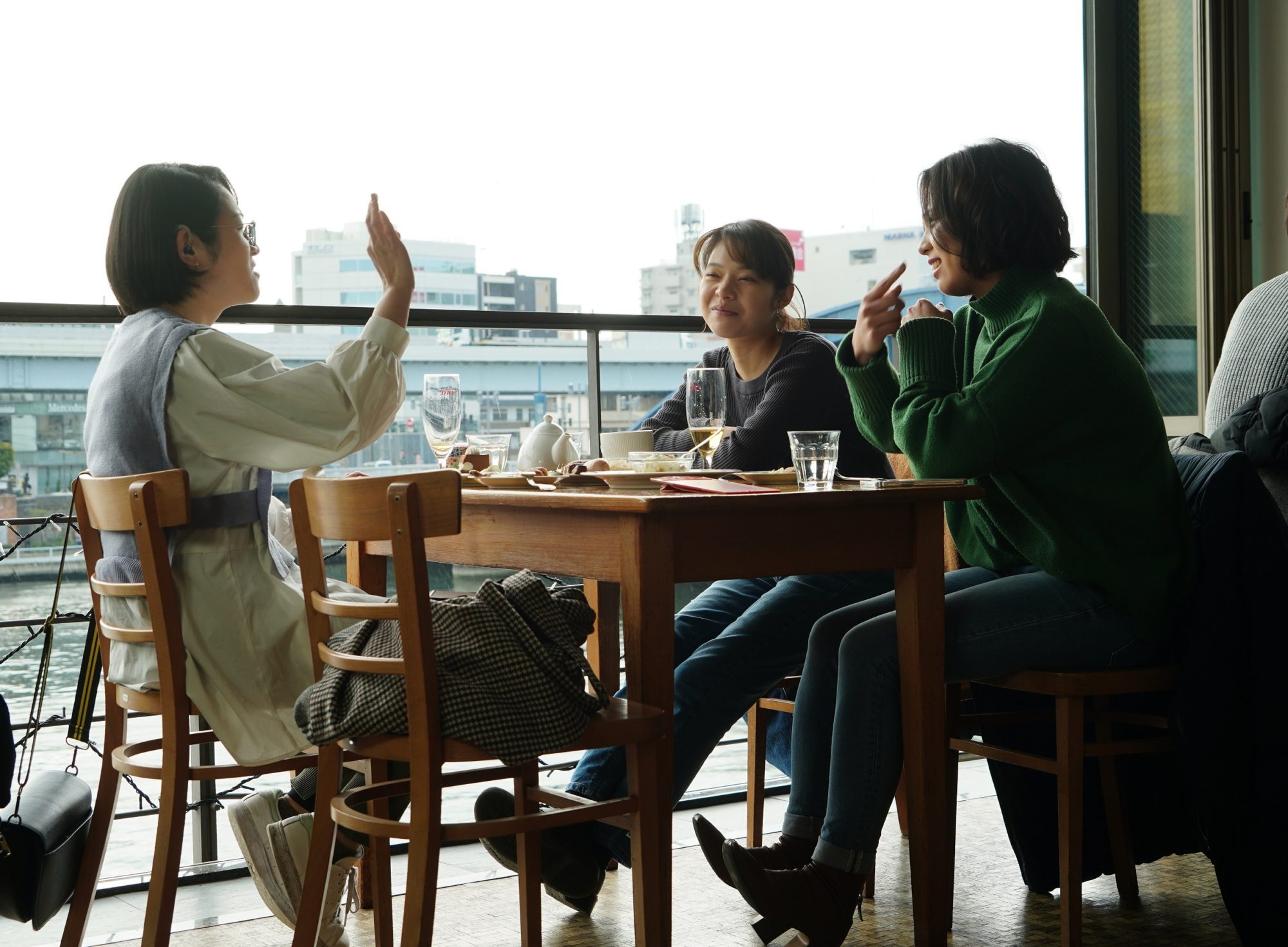 場面写真 長井さんとケイコがお茶するカフェのシーン